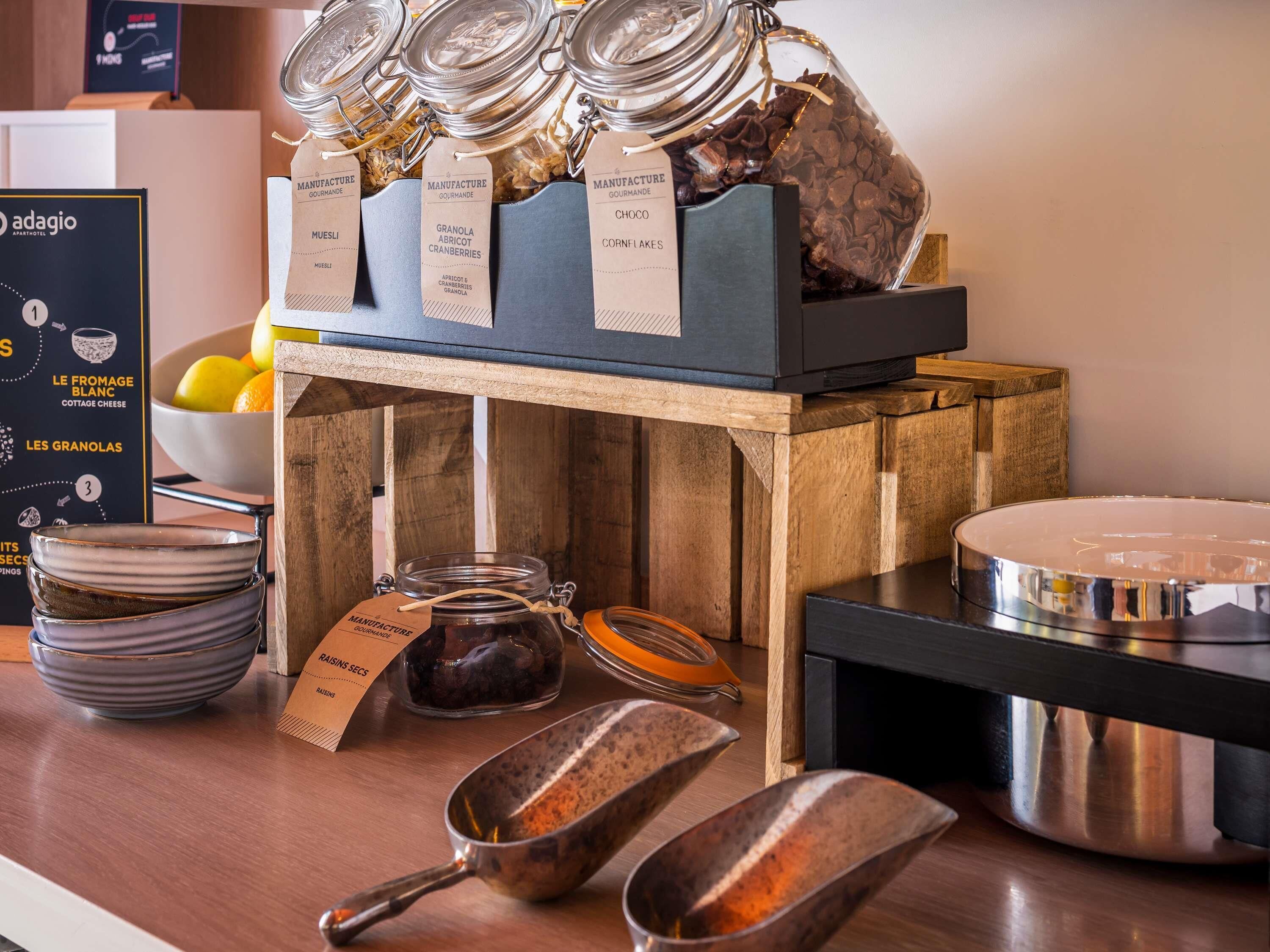 每日供应自助式早餐（每人 EUR 15）