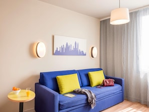 Caja fuerte, escritorio, tabla de planchar con plancha y cunas gratuitas