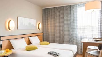 Studio, 1 Double Bed | In-room safe, desk, laptop workspace, blackout drapes