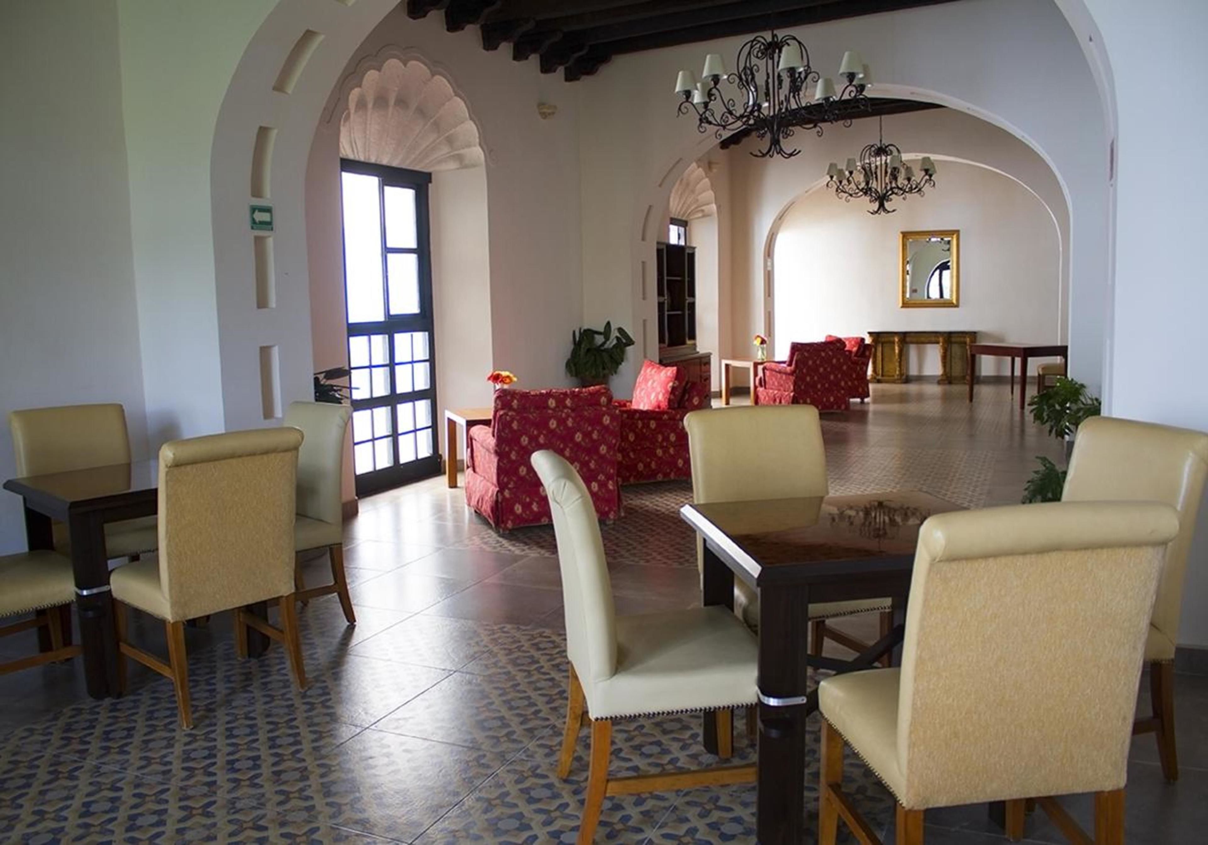 breakfast, lunch, dinner served; international cuisine