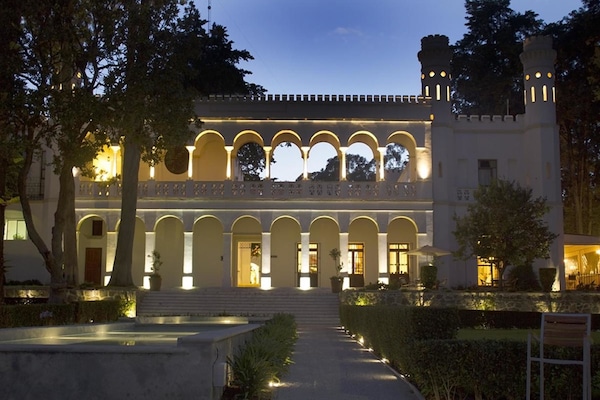 Vista frontal de la propiedad por la tarde o noche