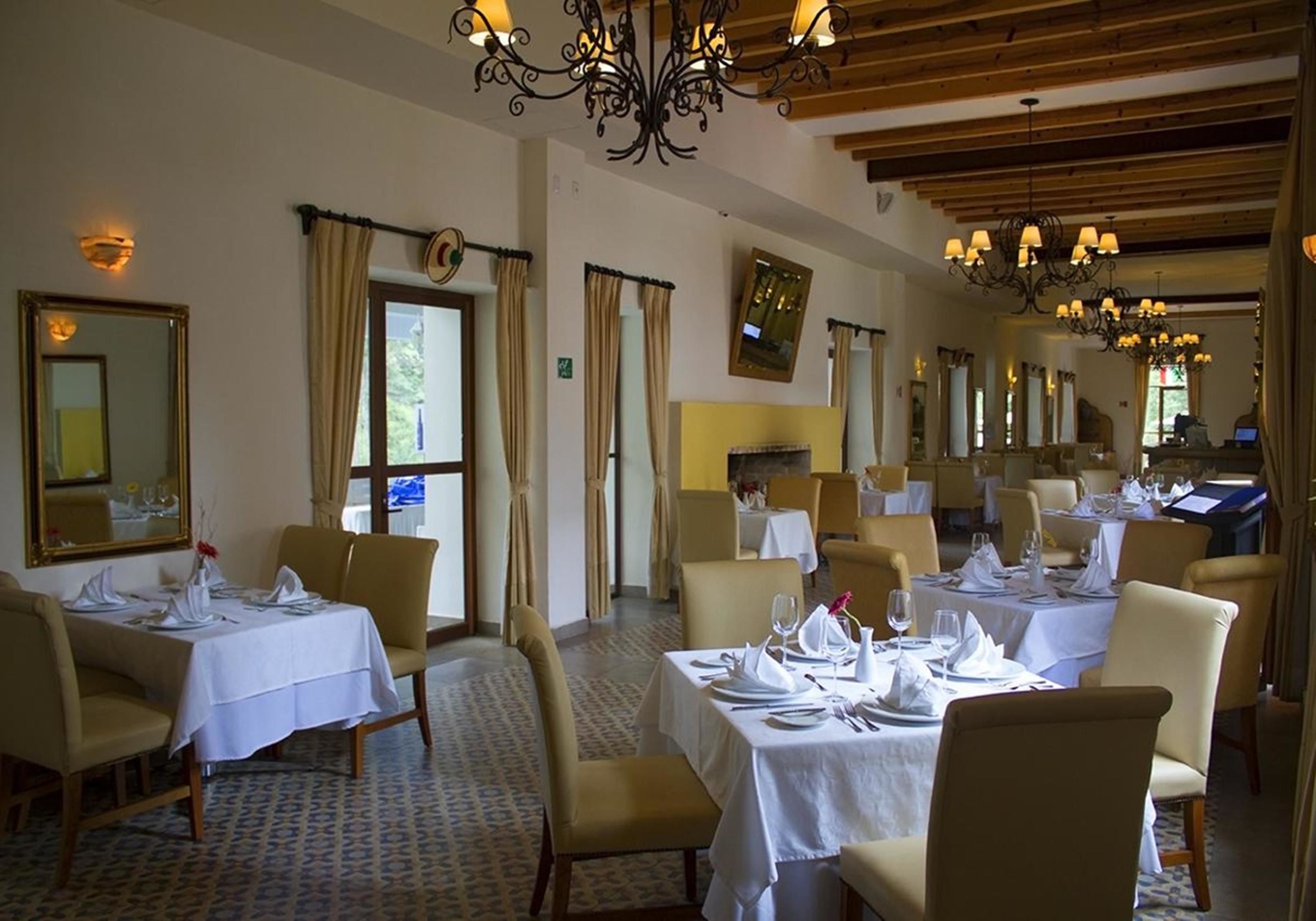 breakfast, lunch, dinner served; international cuisine