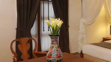 Caja de seguridad en la habitación y escritorio