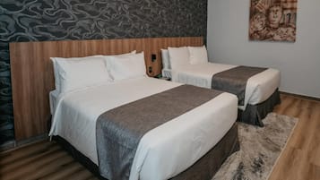 Habitación, 2 camas Queen size, para no fumadores | Caja de seguridad en la habitación y escritorio