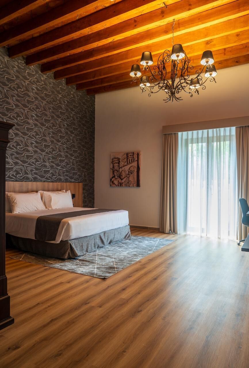 Caja de seguridad en la habitación y escritorio 