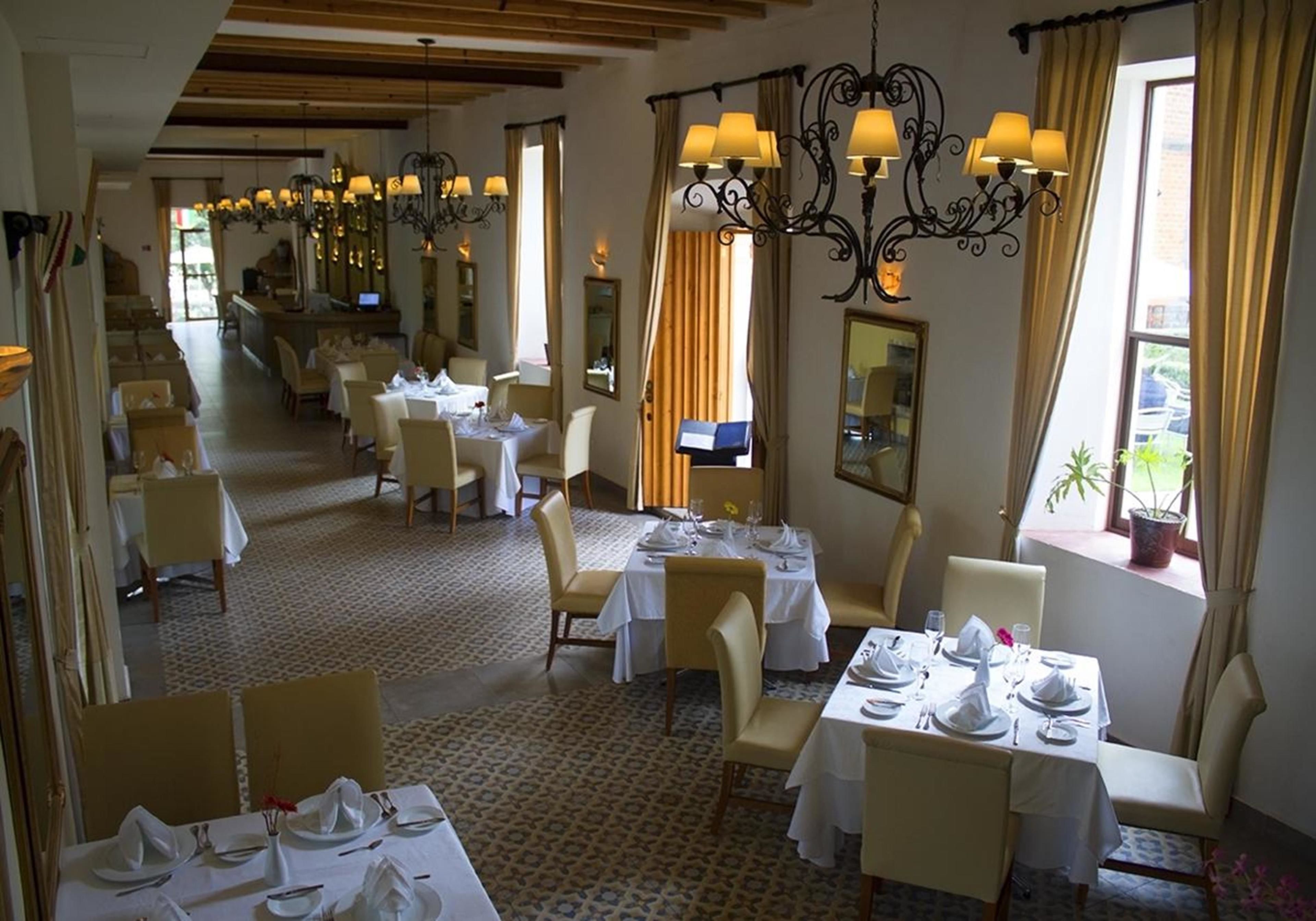 breakfast, lunch, dinner served; international cuisine