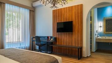 Habitación, 1 cama King size, para no fumadores | Caja de seguridad en la habitación y escritorio