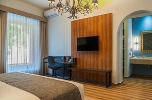 Habitación, 1 cama King size, para no fumadores | Caja de seguridad en la habitación y escritorio
