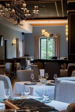 Se sirven desayunos, comidas y cocina internacional con vista al jardín