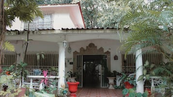 Vista frontal de la propiedad