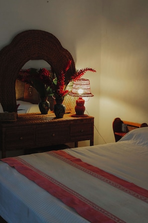 Chalet rustique Supérieur | Décor unique, ameublement unique, bureau, rideaux d’obscurcissement