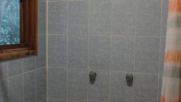 Cabin Tiêu chuẩn, quang cảnh vườn (XXXX) | Phòng tắm | Đồ dùng nhà tắm miễn phí, khăn tắm, xà phòng, dầu gội