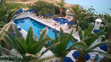 Piscine extérieure, parasols de plage, chaises longues