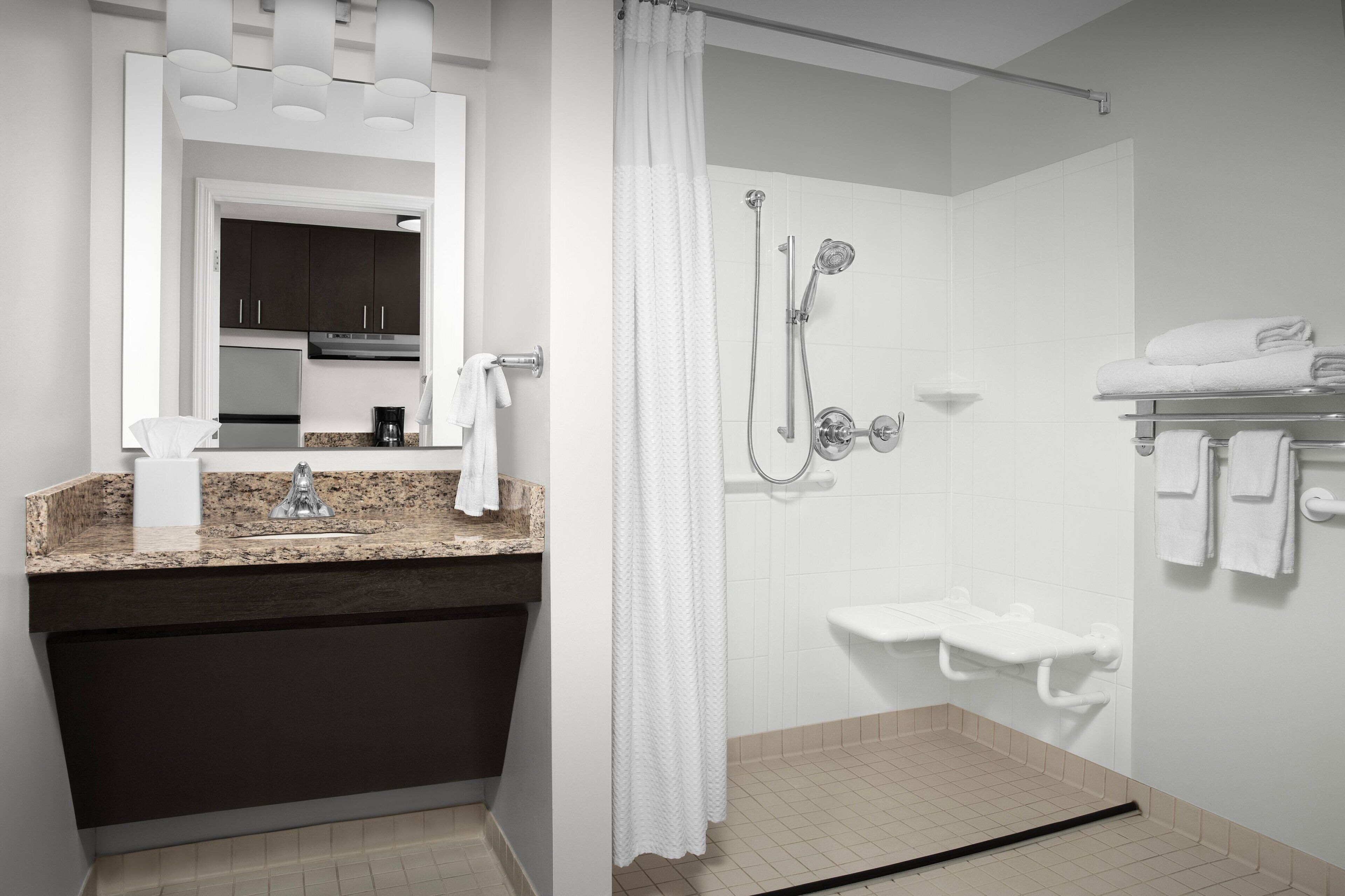combined shower/bathtub, hair dryer, towels