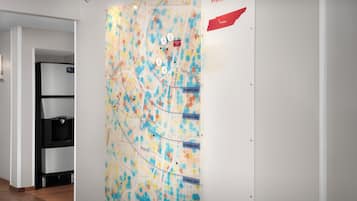 Un mapa de pared con rutas y distancias, un cartel de bienvenida y un mapa de Franklin, TN.