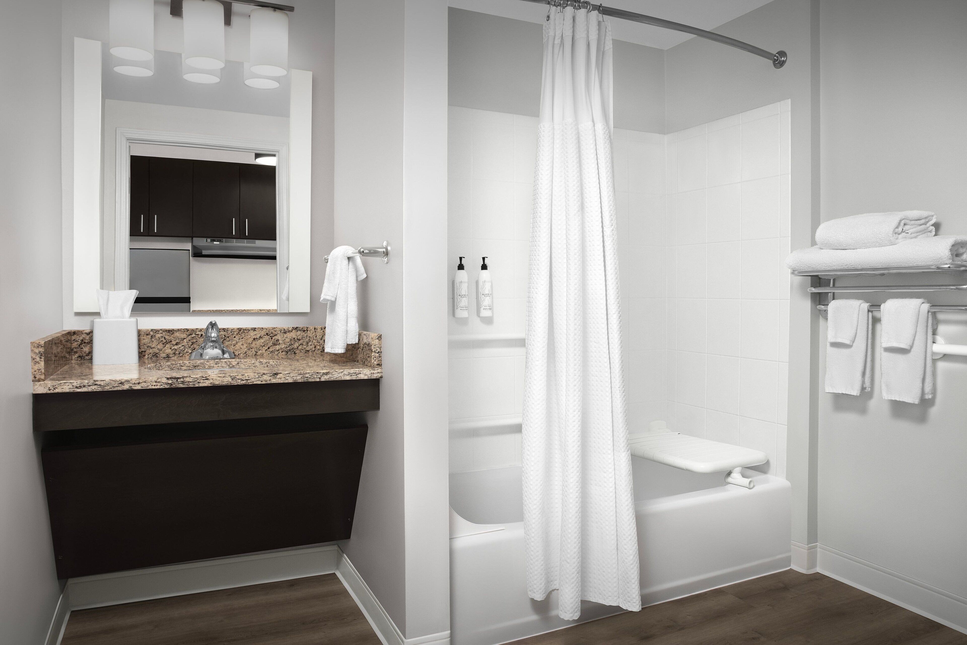 Ein modernes Badezimmer mit Dusche, Toilette und Waschbecken.