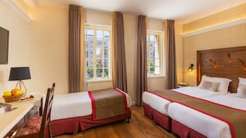 Tremannsrom – deluxe | Safe på rommet, skrivebord, blendingsgardiner og strykejern/-brett