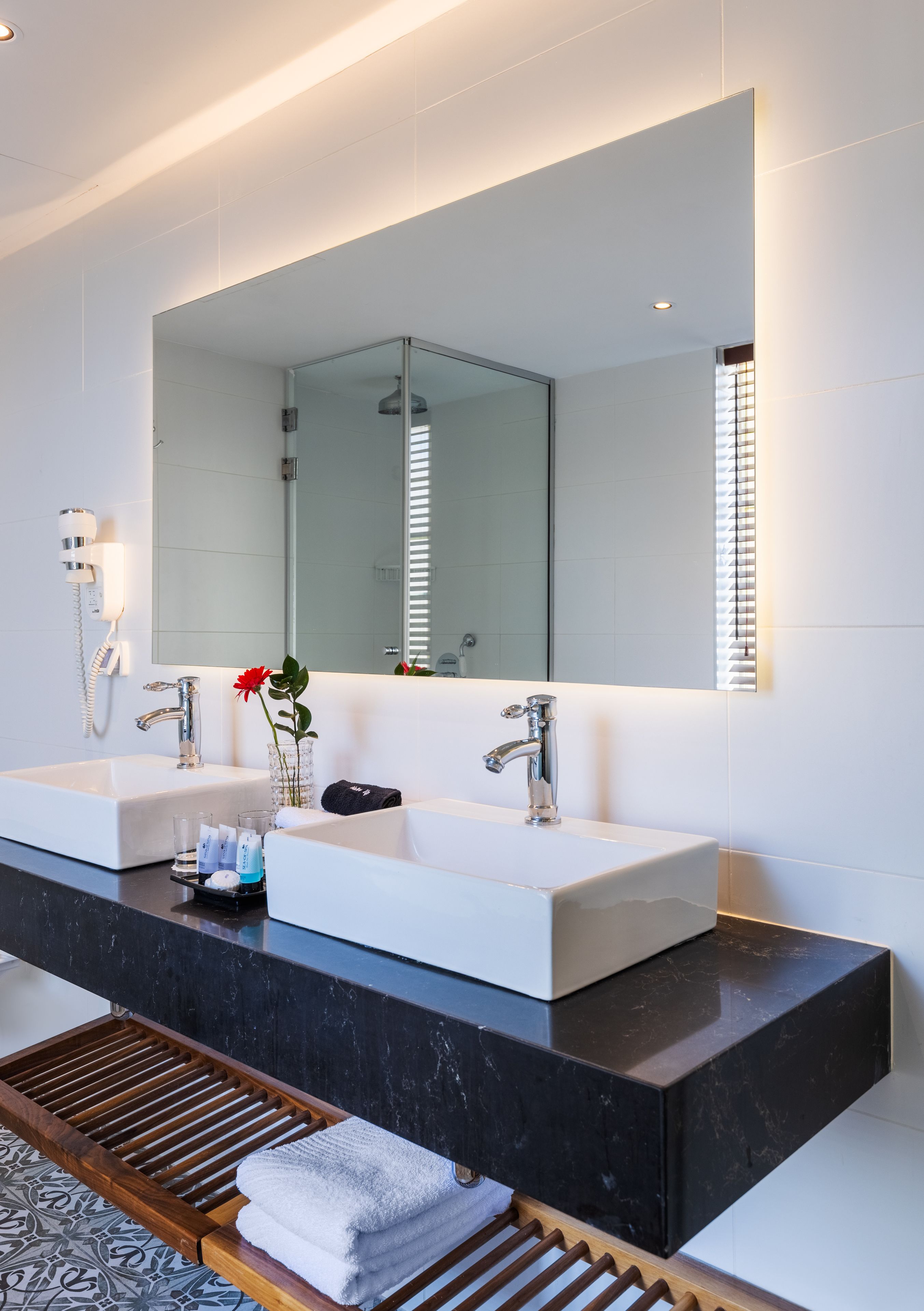 deluxe suite | bathroom | free toiletries, hair dryer, towels