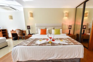 Una habitación de hotel con una cama grande, un escritorio y una silla.