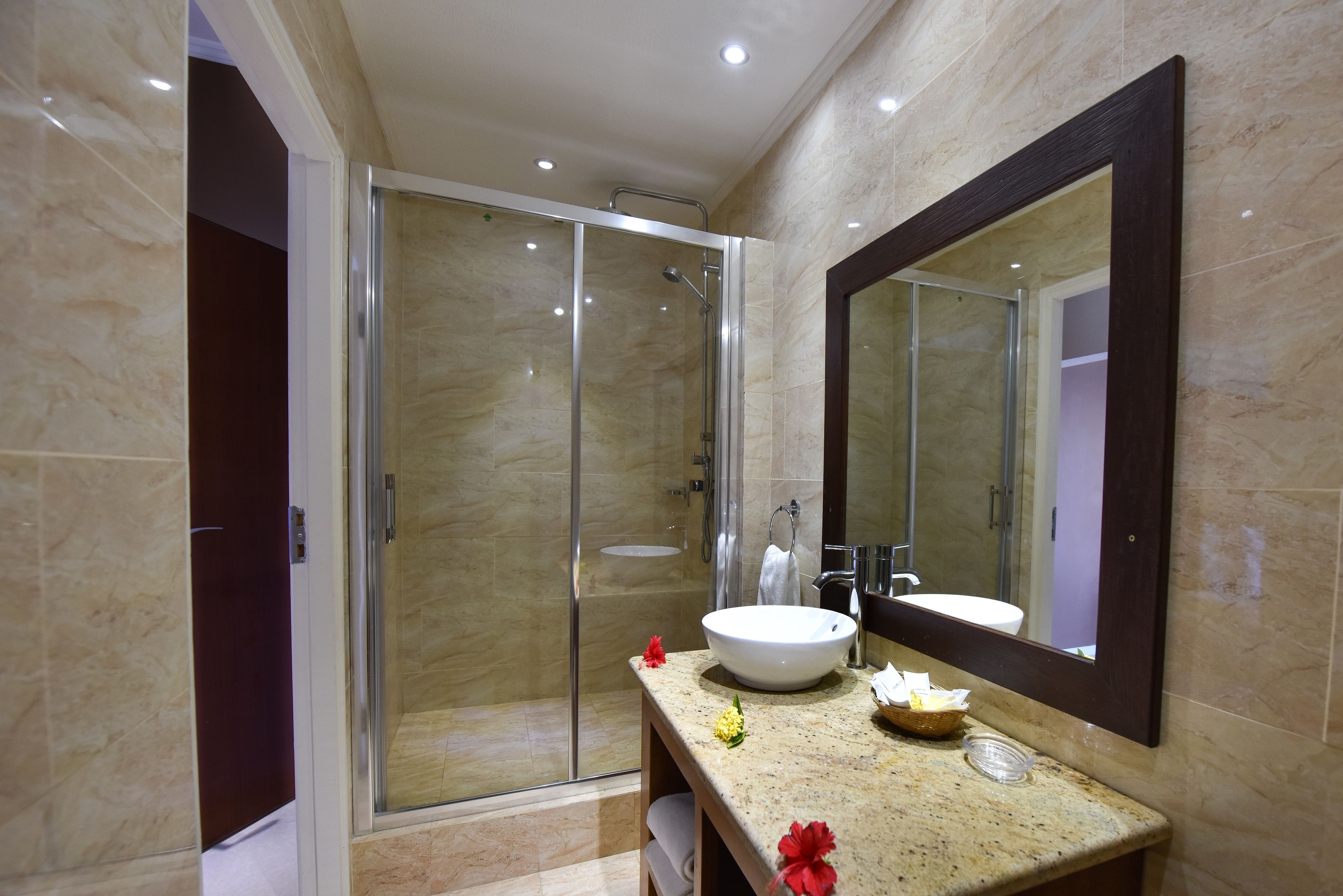 deluxe room, sea view | bathroom | combined shower/bathtub, rainfall showerhead, free toiletries