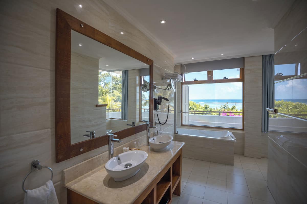 combined shower/bathtub, rainfall showerhead, free toiletries