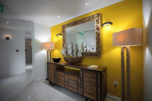 Hallway - Crown Beach Hotel (Mahé Island)