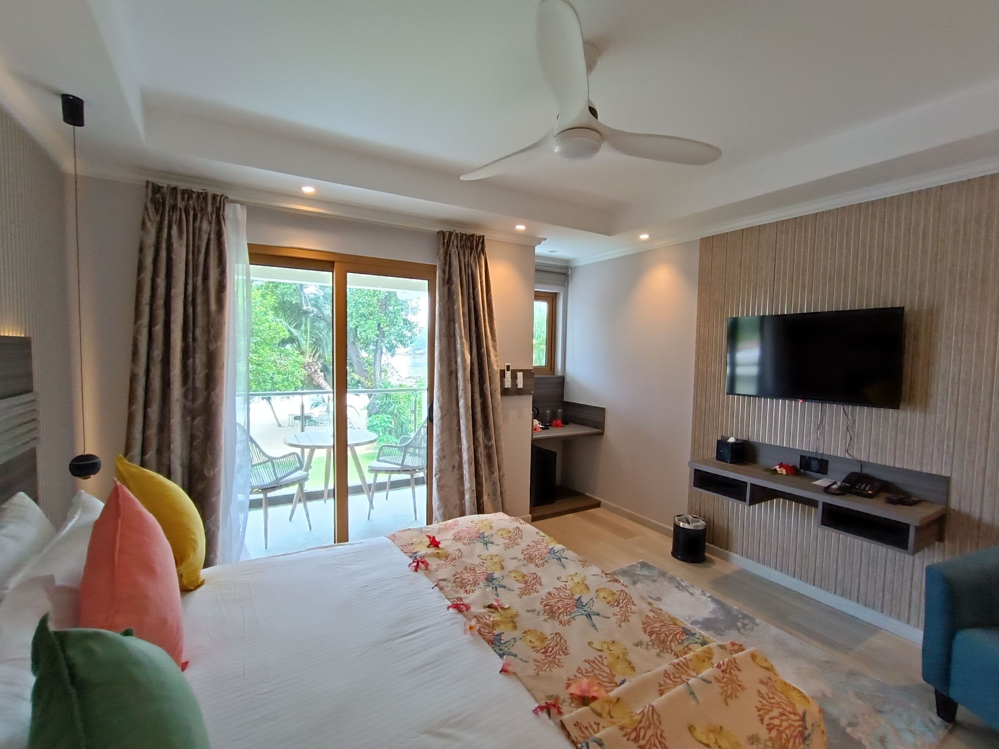 superior double room, sea view | 1 bedroom, minibar, in-room safe, blackout curtains