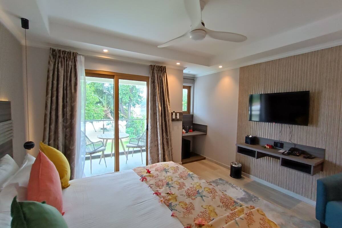 superior double room, sea view | 1 bedroom, minibar, in-room safe, blackout curtains