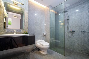Hydromassage showerhead, designer toiletries, hair dryer, bathrobes - Chill Place Hotel (Da Nang)