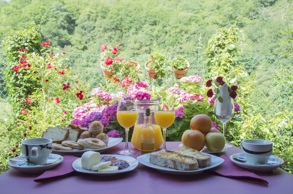 Desayuno continental (EUR 6 por persona)