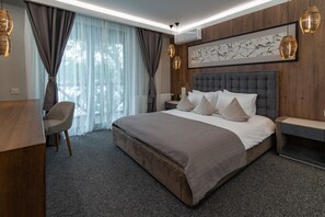 Family Apartment, 2 Bedrooms | Premium bedding, minibar, in-room safe, desk - Bartolomeo Best River Resort (Dnipro)