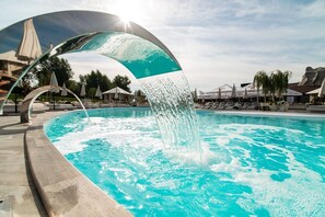 Piscina coperta, piscina all'aperto, ombrelloni da piscina, lettini
