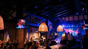 2 restaurants; breakfast, lunch, dinner, and brunch served