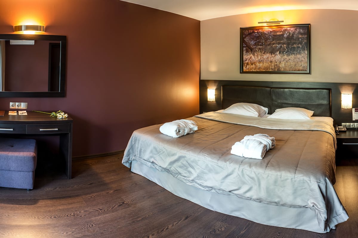 Ropa de cama de alta calidad, minibar, caja fuerte y escritorio