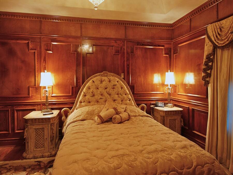 Zimmer (Swan Song) | Hochwertige Bettwaren, Daunenbettdecken, Zimmersafe