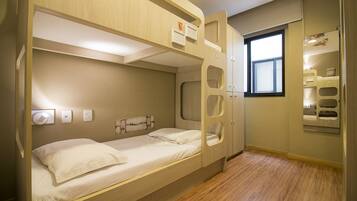 Dormitorio compartido, dormitorio mixto (6 Beds / 6 Camas) | Ropa de cama de alta calidad y cortinas opacas