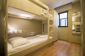 Shared Dormitory, Mixed Dorm (6 Beds / 6 Camas) | Premium bedding, blackout curtains, iron/ironing board, free WiFi
