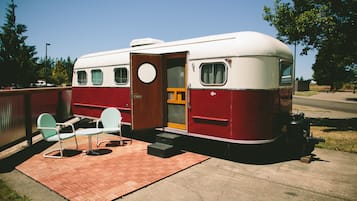 1951 M-System Special Deluxe Travel Trailer | Sengetøy av topp kvalitet og wi-fi (inkludert)