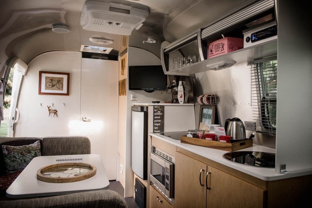 ASB Airstream Bambi | 専用キッチン | 冷蔵庫、電子レンジ、コーヒー / ティーメーカー、調理器具と食器