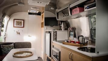 ASB Airstream Bambi | 専用キッチン | 冷蔵庫、電子レンジ、コーヒー / ティーメーカー、調理器具と食器