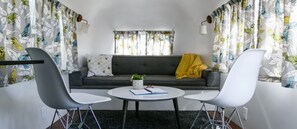 1957 Airstream Sovereign | Hochwertige Bettwaren, kostenloses WLAN