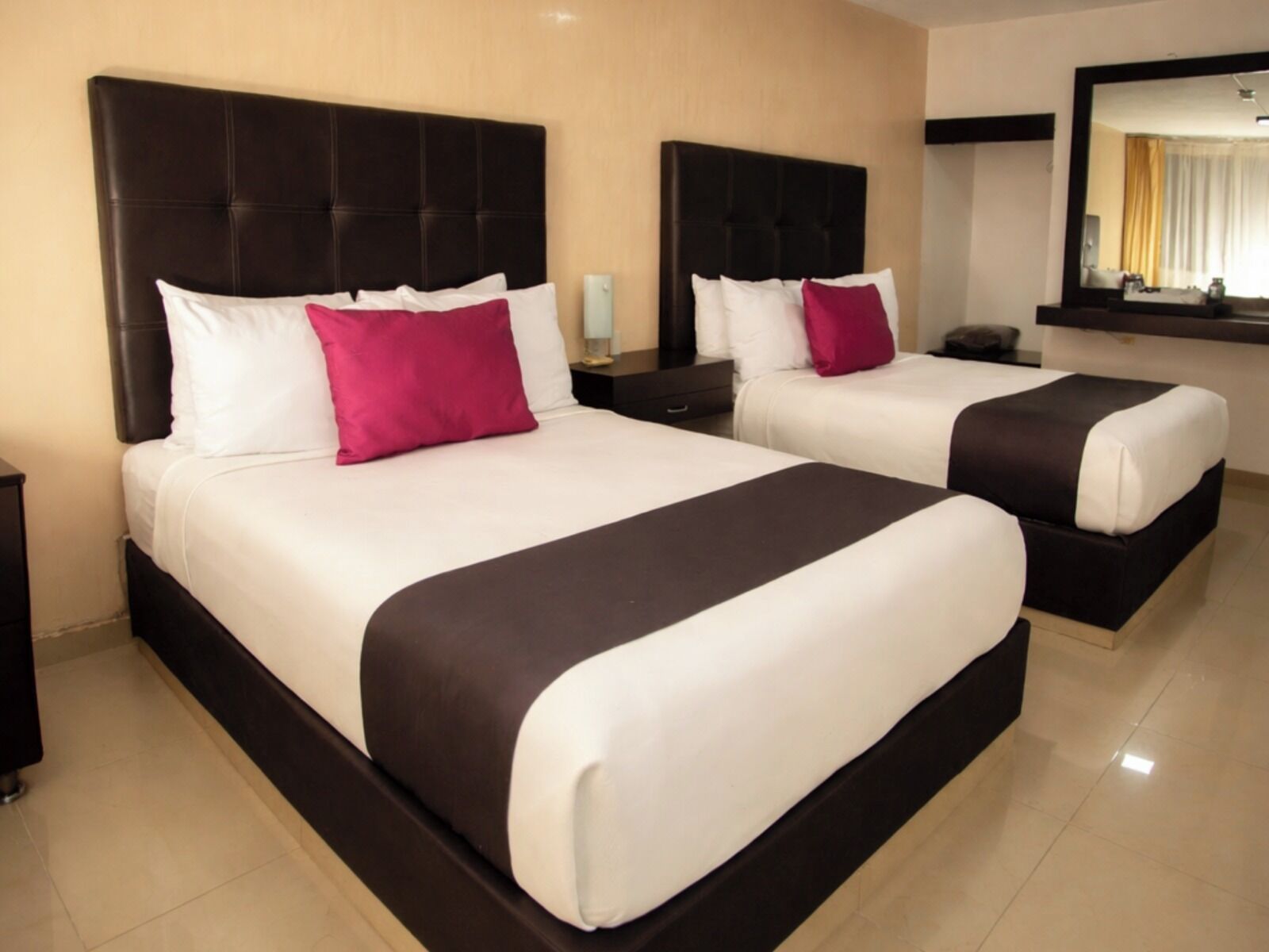 Ropa de cama de alta calidad, escritorio y cortinas blackout 