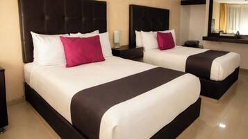 Quarto casal standard | Roupas de cama premium, escrivaninha, cortinas blackout