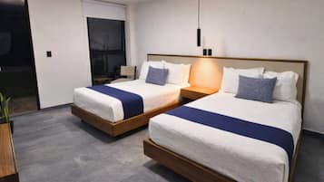 Ropa de cama de alta calidad, escritorio y cortinas blackout