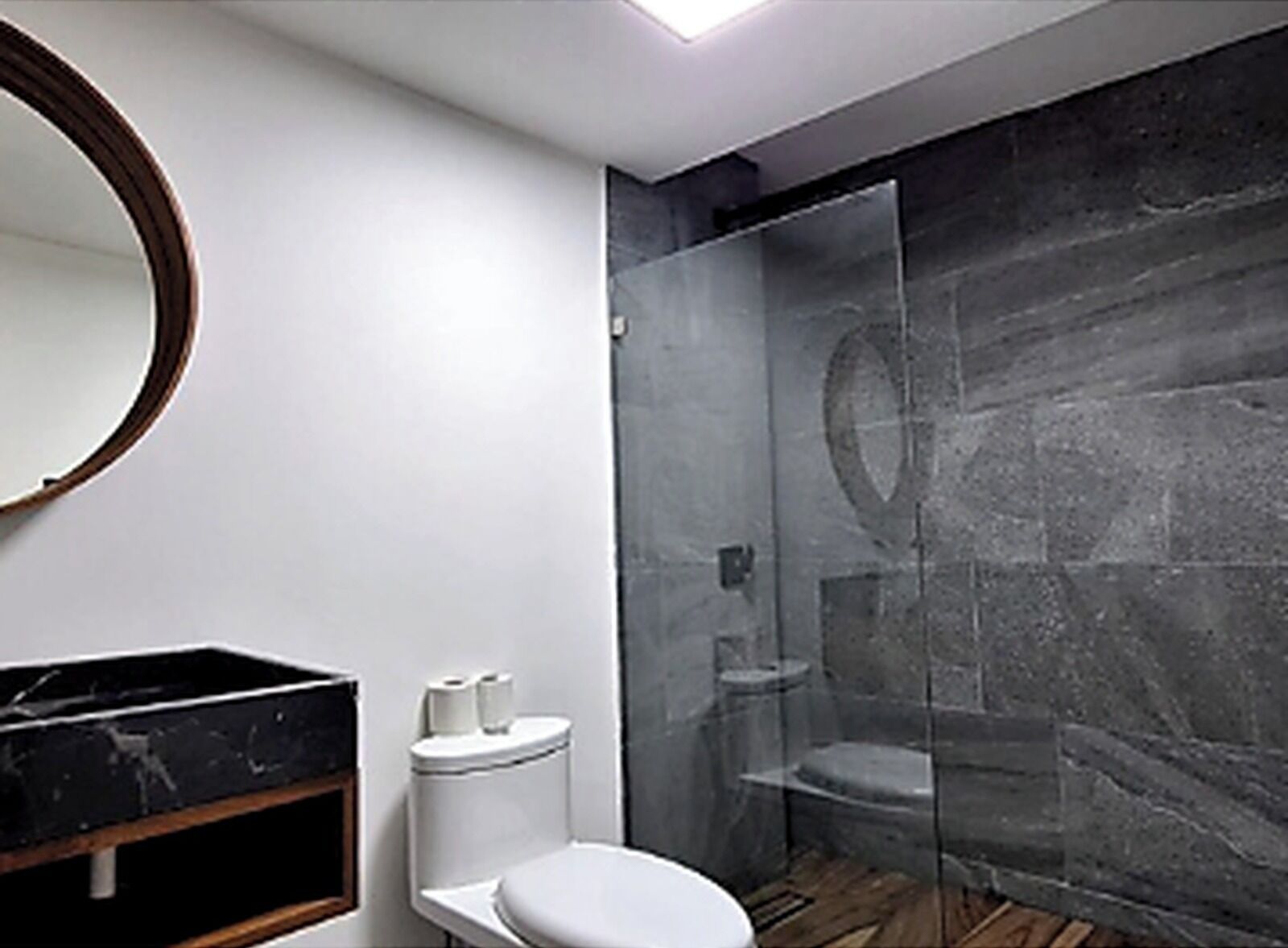 Chuveiro, produtos de toalete grátis, toalhas de banho 