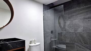 Chuveiro, produtos de toalete grátis, toalhas de banho