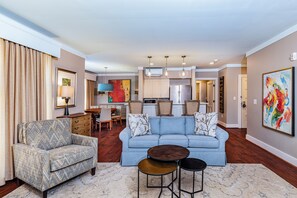 Suite | Badezimmer | Duschwanne, kostenlose Toilettenartikel, Haartrockner, Handtücher