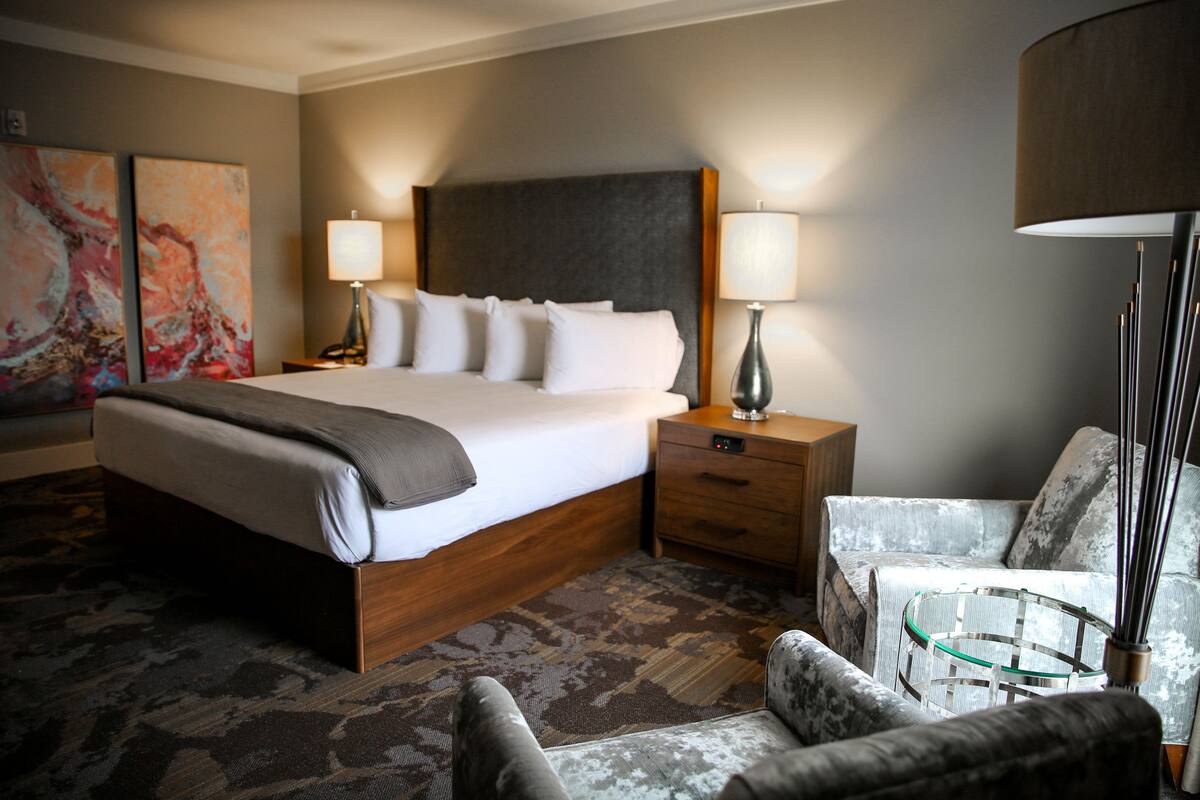 Colchones con pillow-top, escritorio y cortinas blackout 