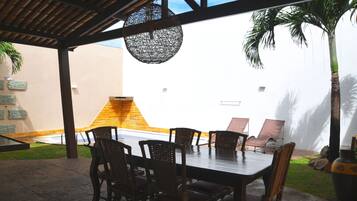 Chalet, 2 chambres, piscine privée | Minibar, bureau