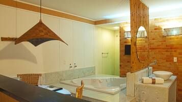 Suite (Master) | Salle de bain | Douche, articles de toilette gratuits, sĂšche-cheveux